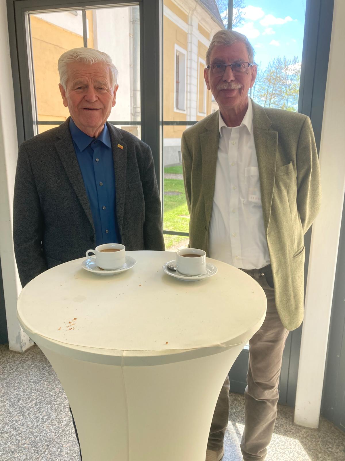 Jürgen Vorbrodt und Folkmar Bothe beim Landesparteitag in Zerbst